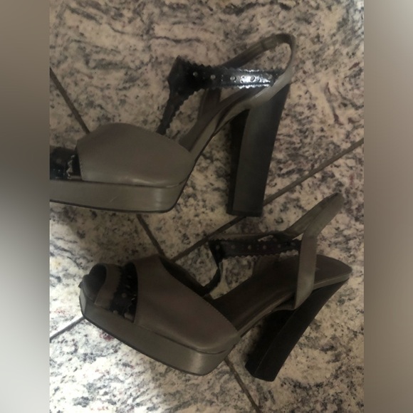 JLo by Jennifer Lopez platform shoes, gray and black size 8 - Picture 3 of 4